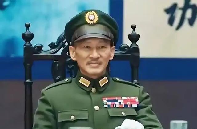 国民党军是个很奇葩的存在。奇葩就奇葩在，党政军一把手蒋介石，这个也调不动，那个也