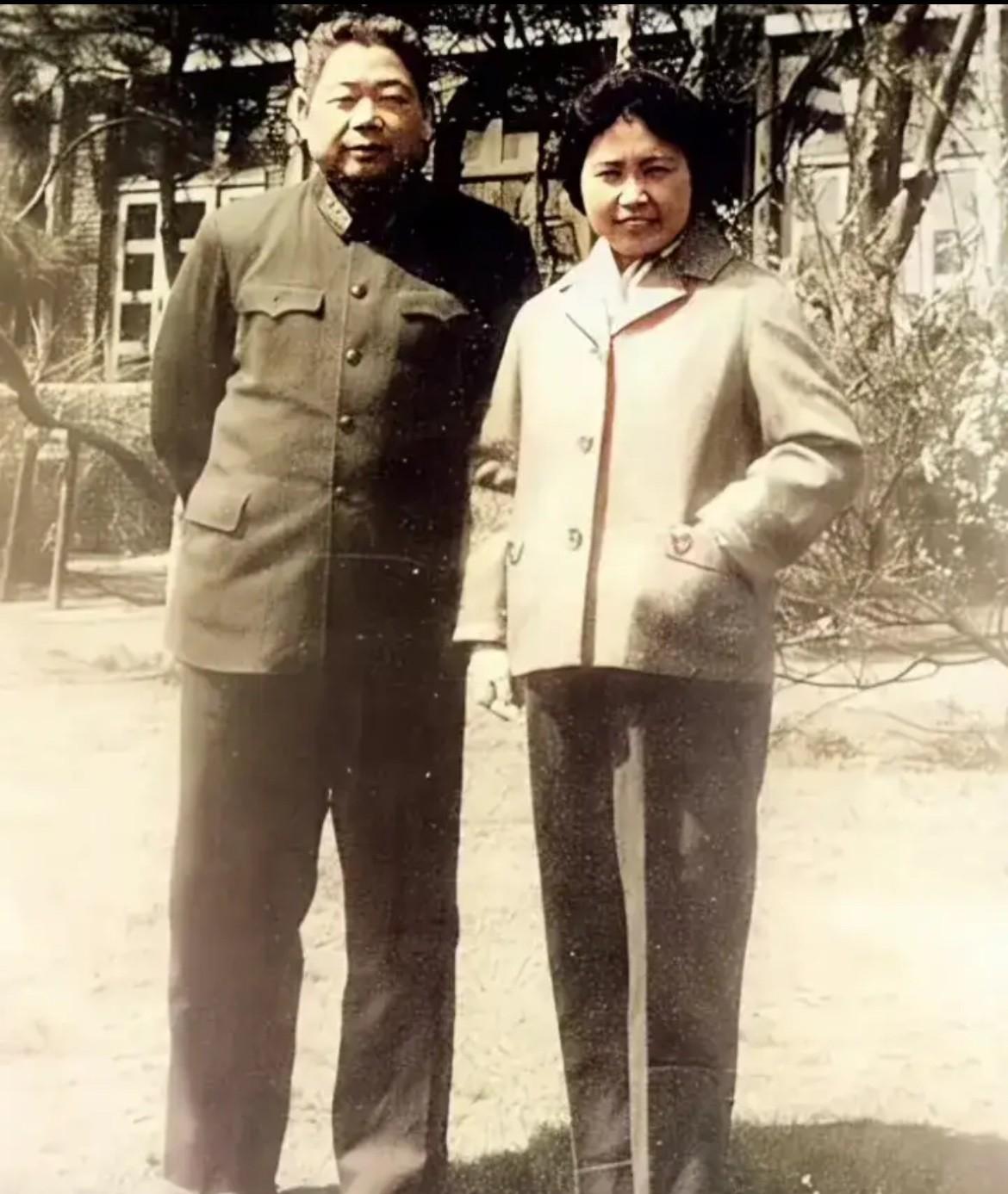 1965年4月，沈阳军区司令员陈锡联和夫人王璇梅的合影，衣着朴素，脚穿布鞋，面带