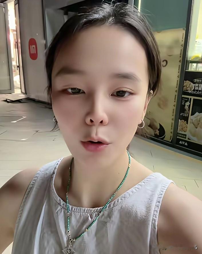 小熊说瓷器店是自己的产业。网友神通广大，一查就发现，她不过是借了别人的实体店，