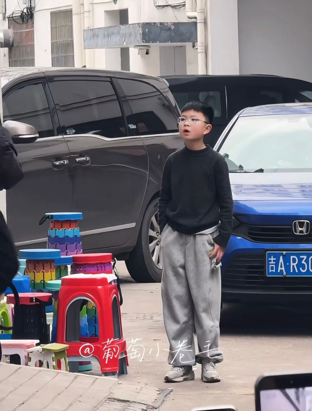 张凌赫给后面小孩哥看傻了小孩哥看到张凌赫表情从震惊到摇头有被张凌赫的身高帅气震撼