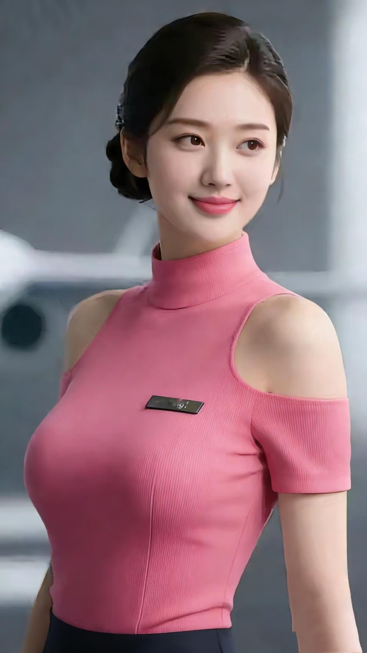 《晴空畔的柔色》她静立在舷窗边，藕粉色衣装像裁了半片晚霞覆在肩头。发梢挽作