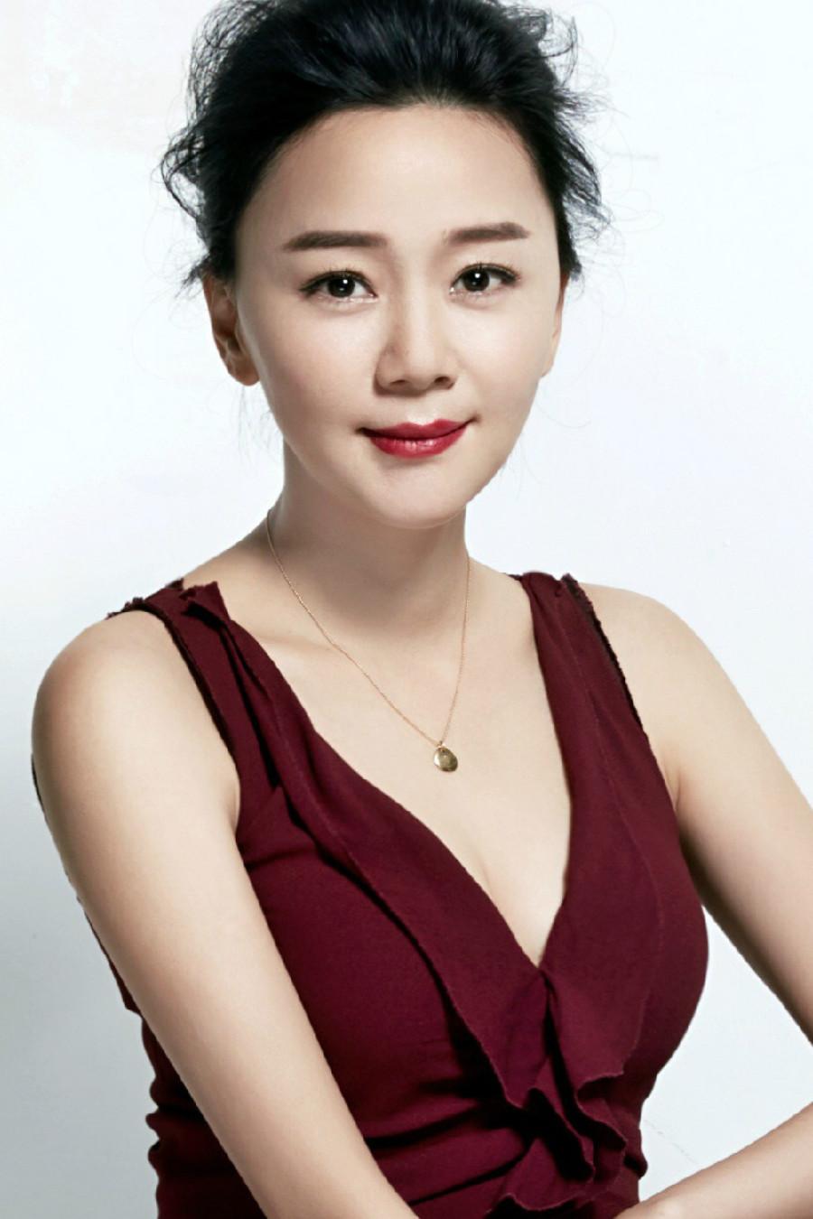 演员王一楠说：“高鑫他们家是一个庞大的家族，我到现在都认不清他们家的亲戚，他家也