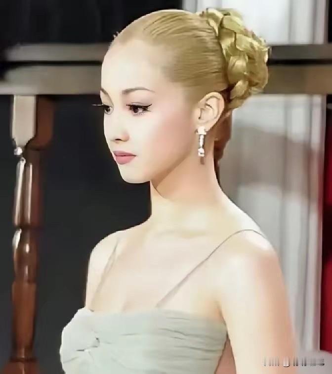 “亚洲第一美人”的婚前协议有多狠？一个月同房不得超过5次，超出一次50万；若离婚
