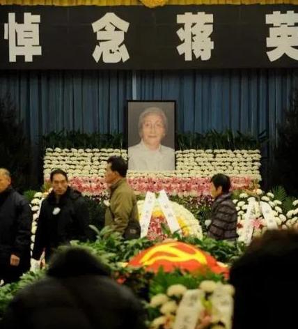 2012年，蒋英在北京逝世，葬礼十分隆重，她的遗体上覆盖着鲜红的党旗，可是，却有