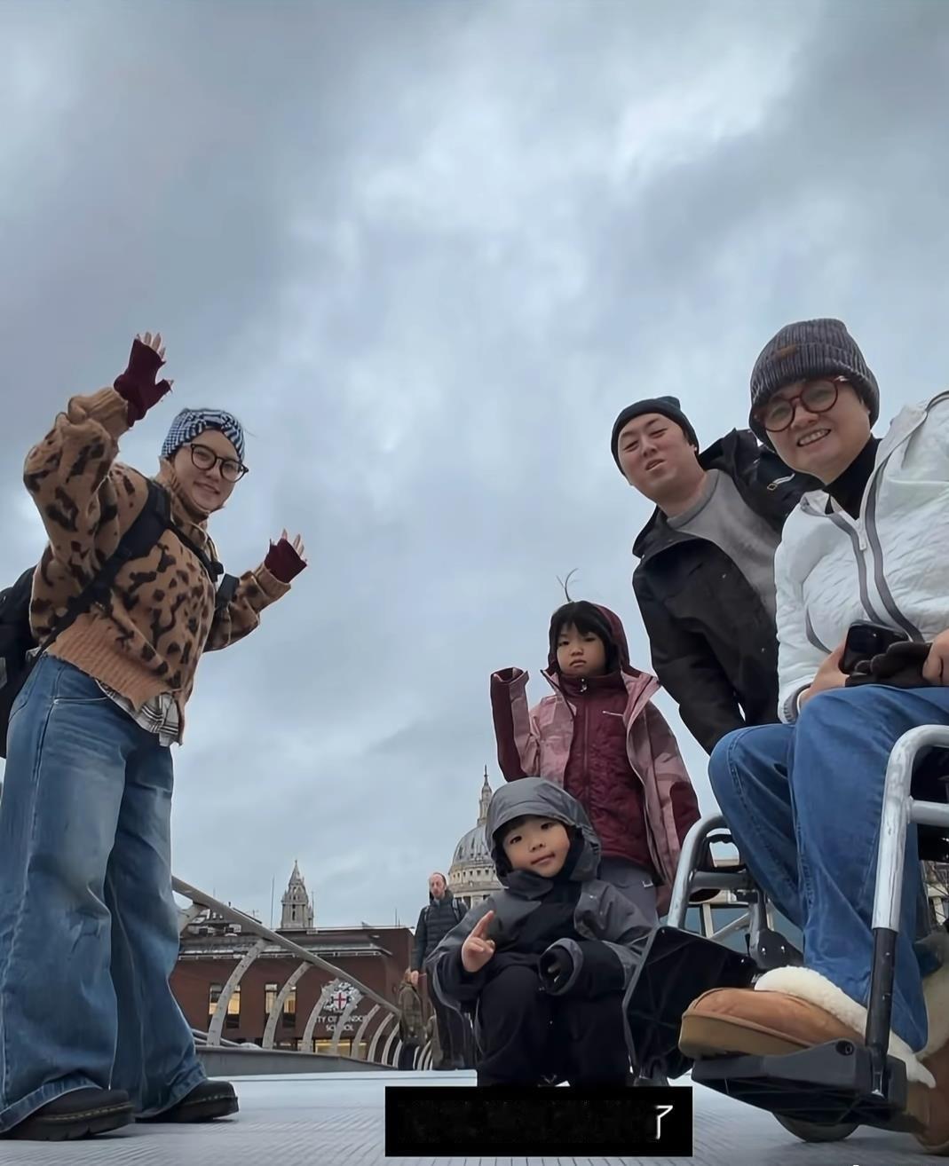 谢依霖一家英国度假！儿子女儿长得好萌超像她，公婆出镜一看就慈悲又善良​​​