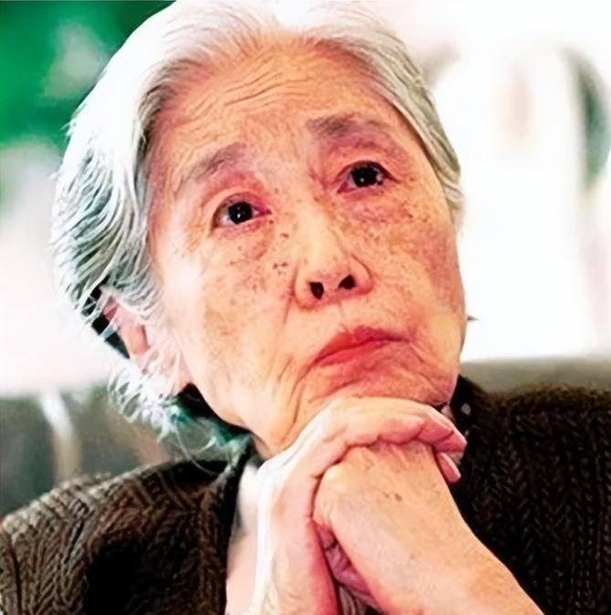 83岁的王光美坐在家里，眼睛看着儿子刘源，突然决定做件多年来一直没敢张口的事，她