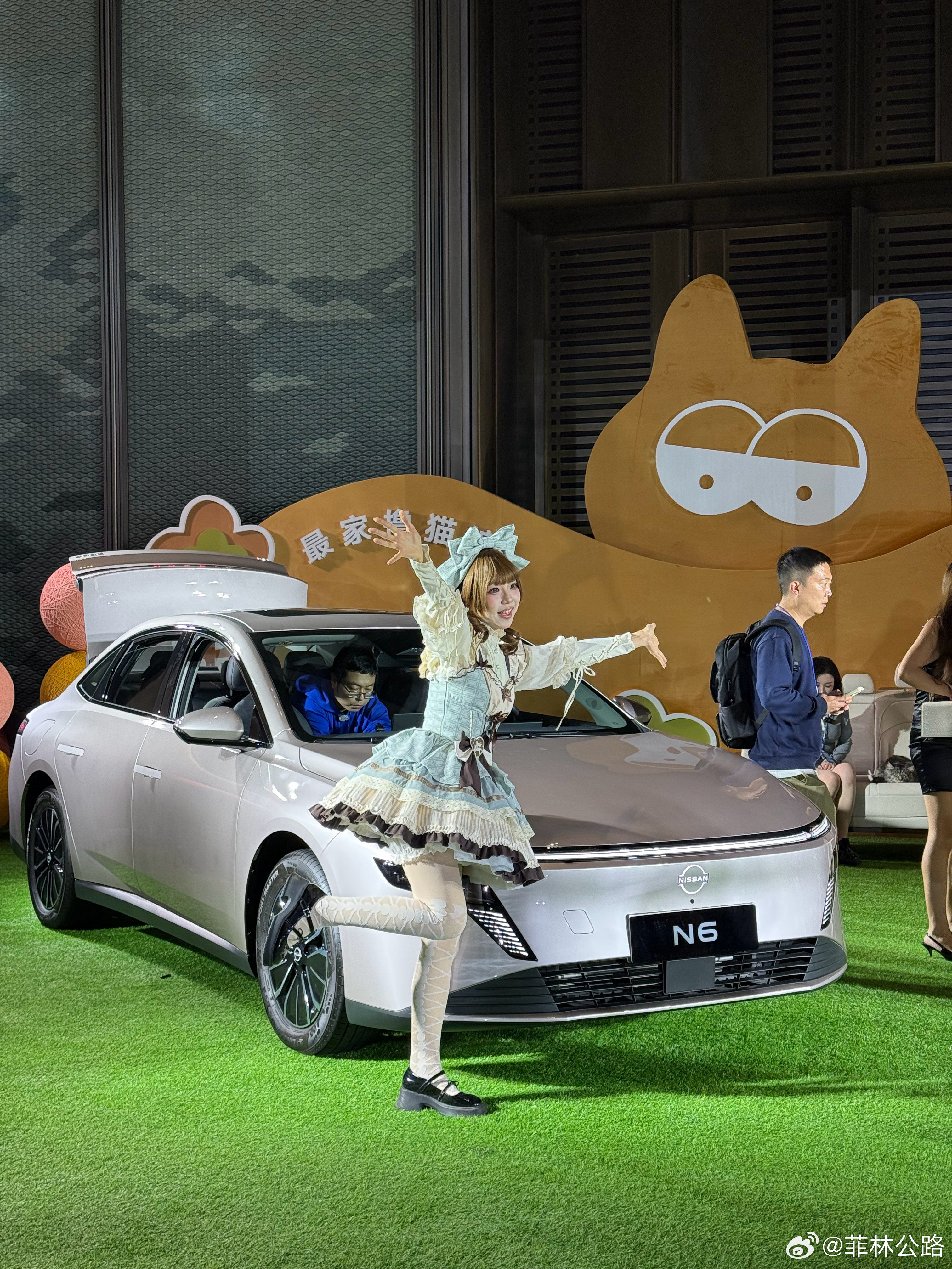 东风日产N6的发布会现场也太松弛了，竟然还有被迫打工的喵星人，这睡的，能感觉到沙