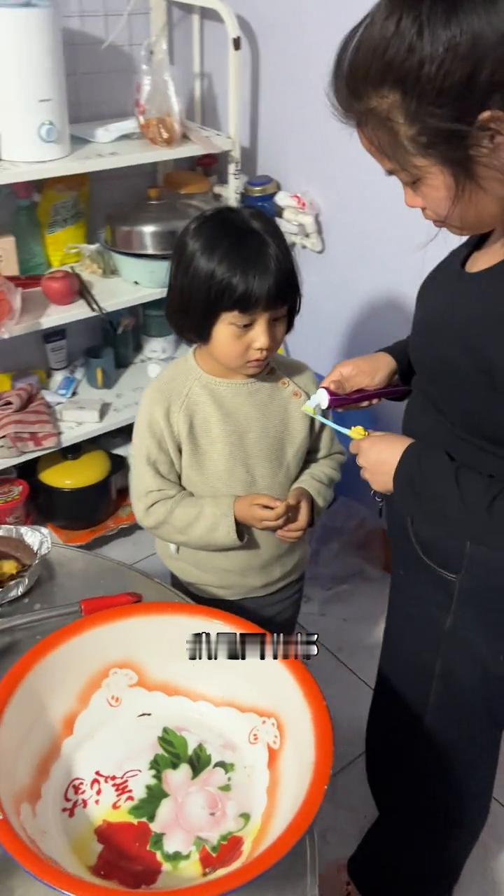 大家好，我是西北郎。今天带三妮儿去看一下牙齿，心里面特别着急。之前对孩子牙齿这一