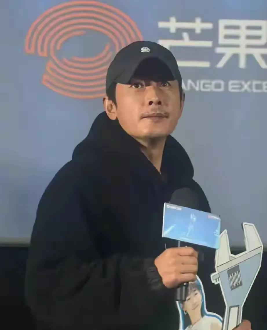 葬礼刚过，罗晋就上了看片会。没化妆，胡子拉碴，眼圈发青。可一站上台，话没说两