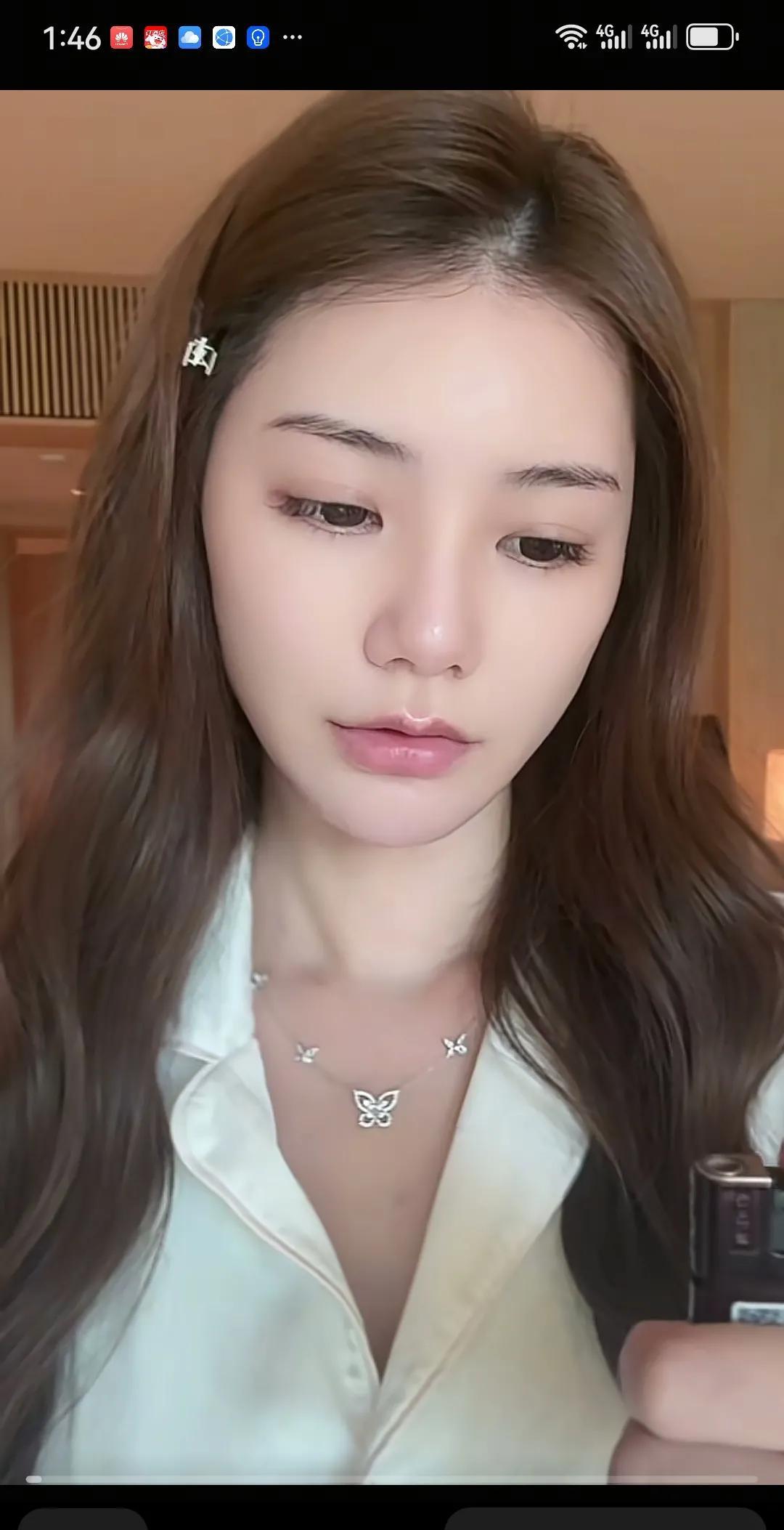 马筱梅，大方以素颜示人。8月5日，马筱梅在自己的抖音賬号发布了视频，不是秀一双