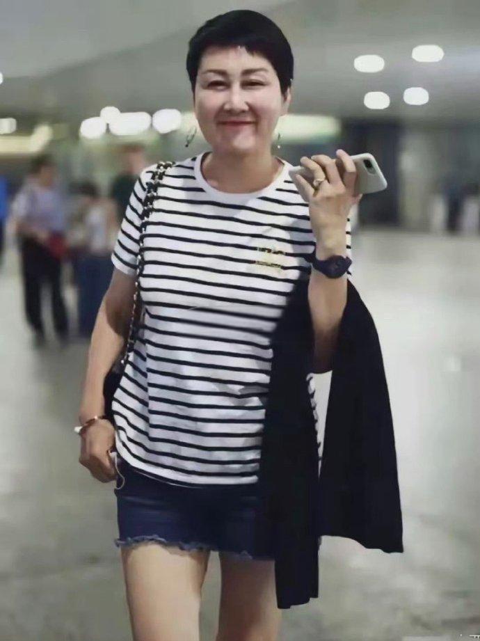 张凯丽一把年纪了，真不适合化浓妆穿短裤出行了​​​
