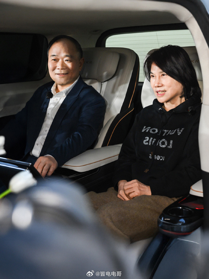 什么？！格力董事长董明珠居然亲自提车啦！就在早上，她在北京提了一辆极氪009