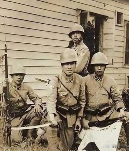 1943年，一铜匠被鬼子抓去搬弹药。鸡贼的铜匠每次趁鬼子不注意，扛着弹药箱偷摸