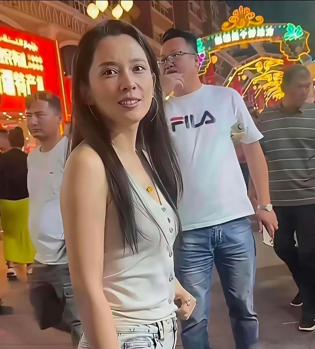 说实话没有美颜和滤镜她其实很一般，跟章子怡根本不在一个档次！但是汪这个年龄了，有