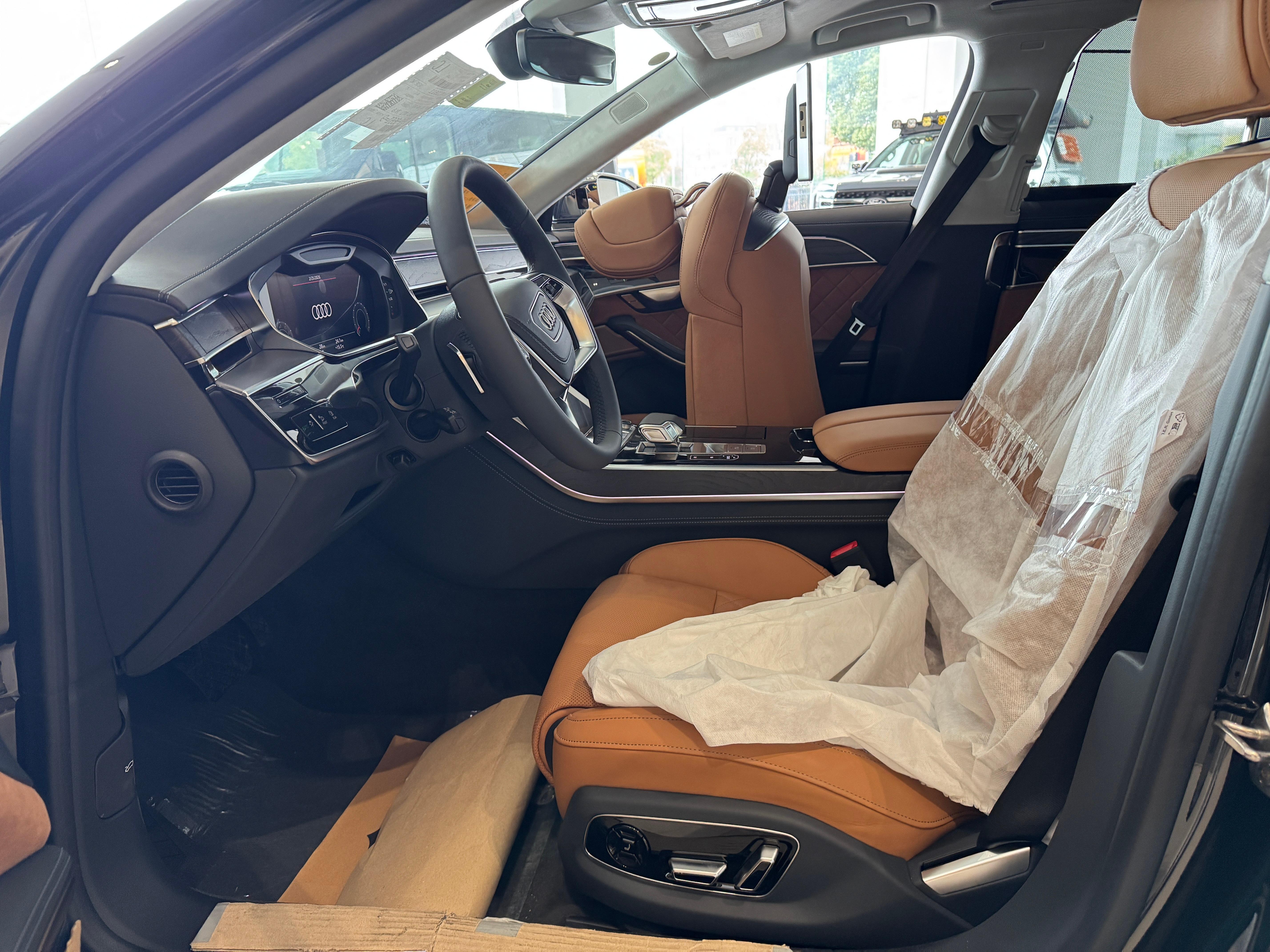 2025款奥迪霍希A8创始人55TFSI黑外棕内指导价130万优惠完全款裸