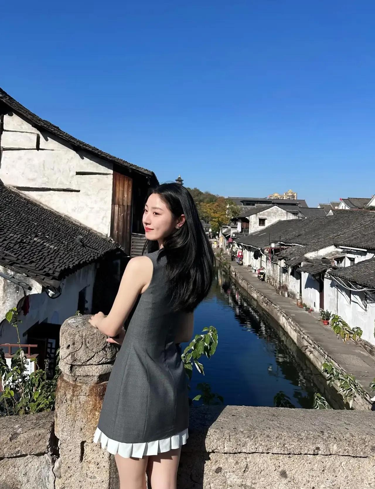 水乡风韵，美人倚栏。