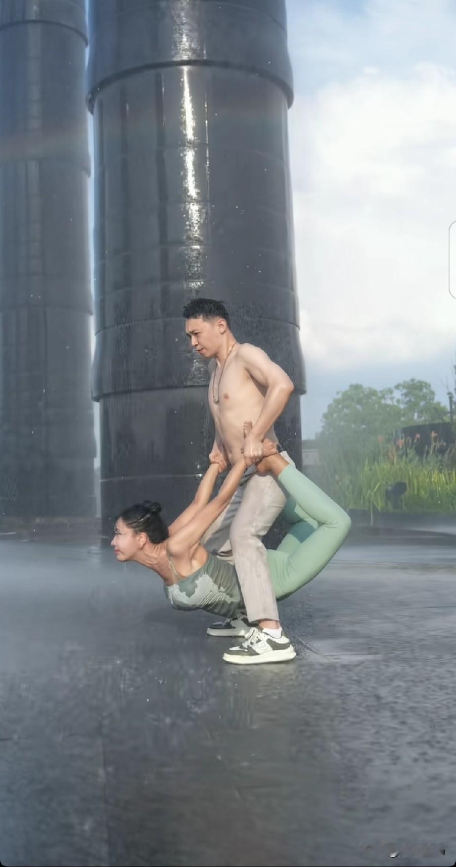 大尺度搂搂抱抱，这是要气死庞麦郎？大下雨的，宝娃赤裸上身，龚玥菲一身紧身衣，俩人