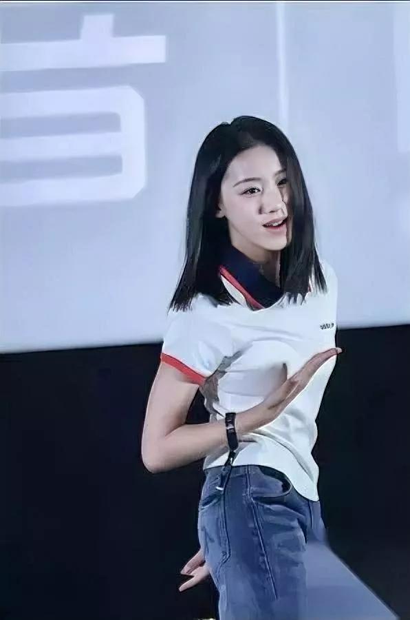 现在的姑娘，生理和心理像拆成两半。我教了二十多年书，见过14岁穿细高跟的，也