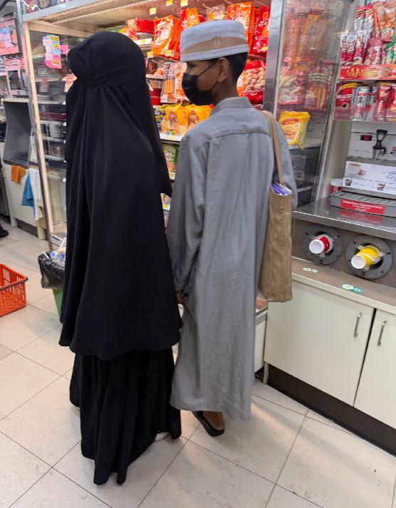 配图就是泰国不修克拉运河的原因！配图拍摄于泰国南部地区，当地信奉伊斯兰教，而