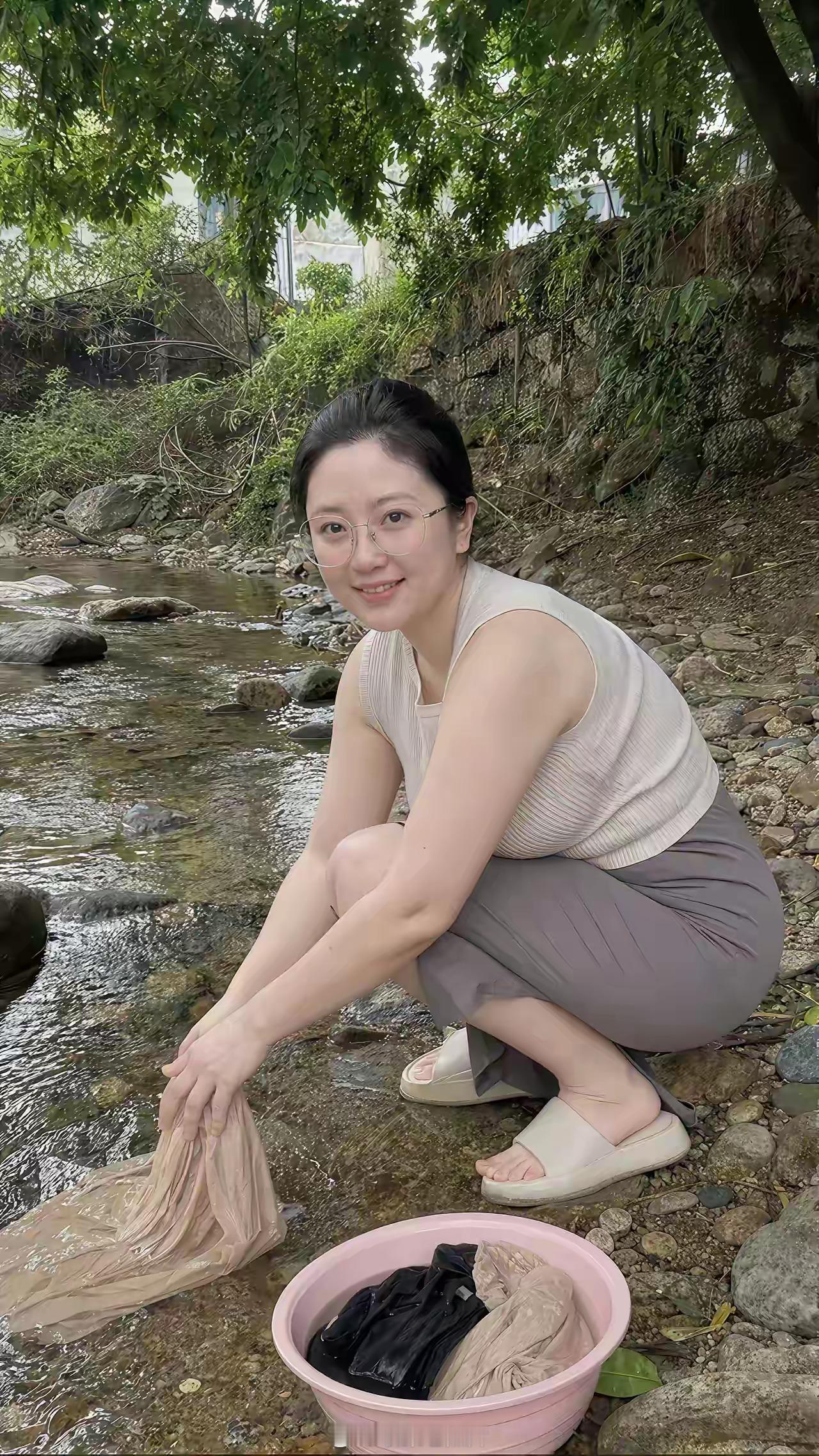 鄂东大别山农村，山溪浣衣的小姐姐。