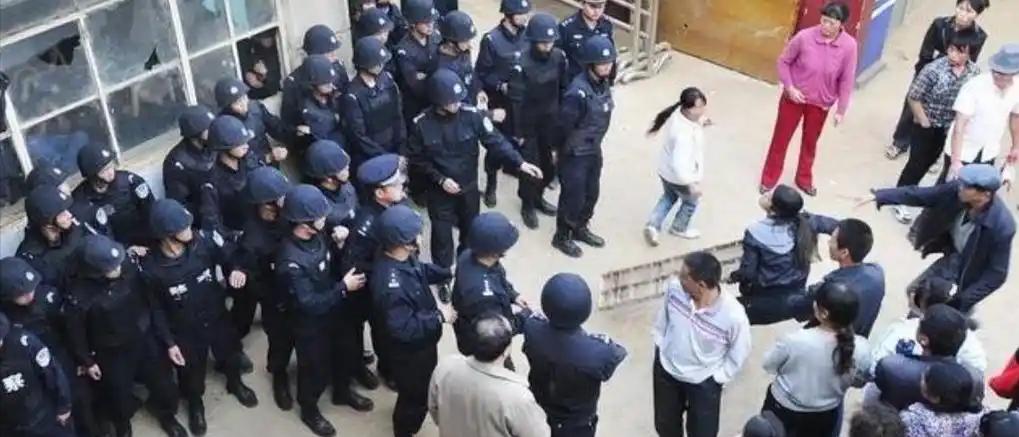 2011年，云南一名年仅17岁的少年无端遭到35名保安持狼牙棒围殴，最终