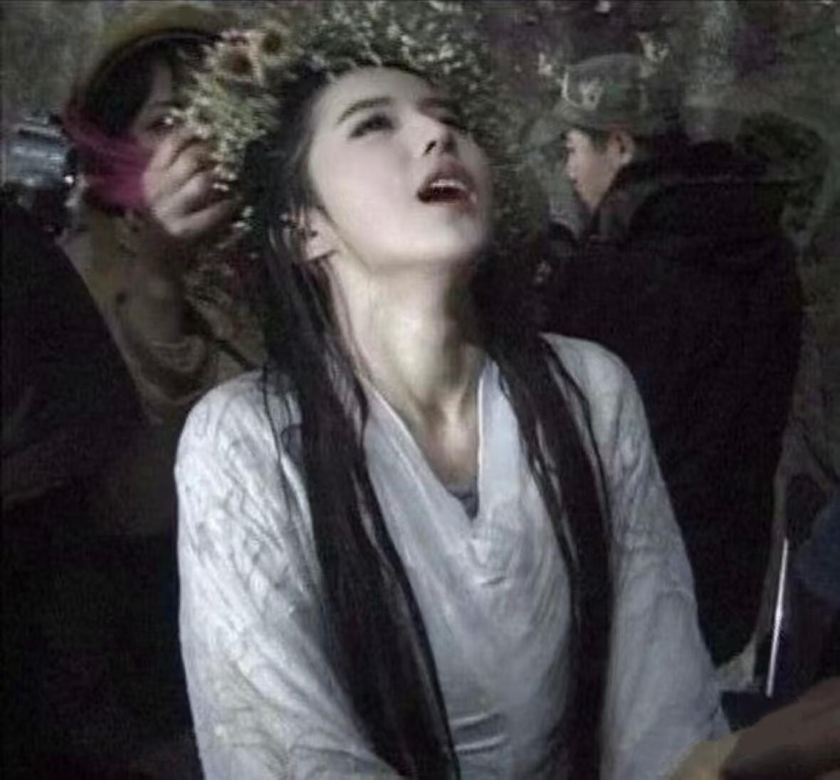 美若近妖淡极生艳就是这种感觉…..