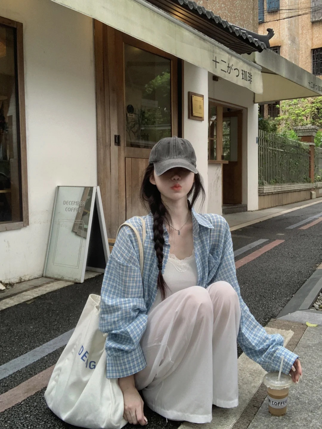 格子衬衫配白裤子百看不厌！非常喜欢这种清新感的蓝白格子衬衫，版型宽松一些可以增加休闲感。这里搭配一件