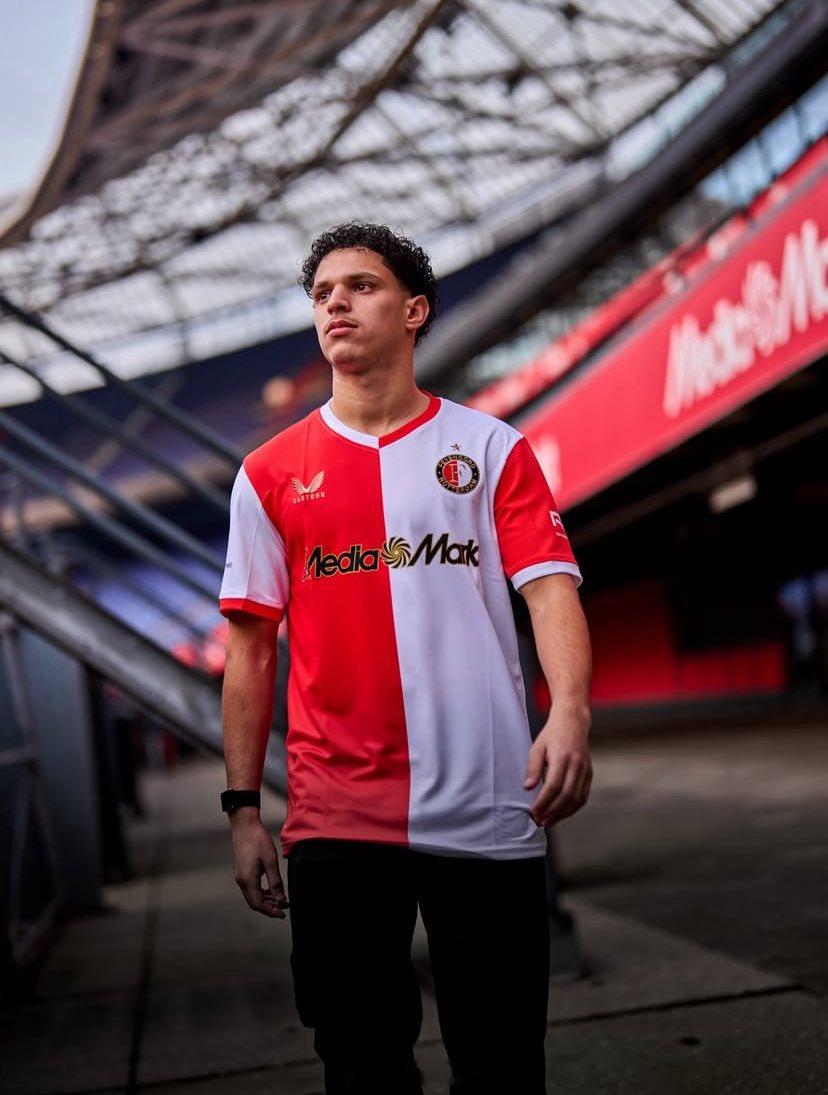 全球归化全球入籍荷兰本周出去了4个球员，皮罗给苏里南，剩下三个全给纯粹足球一波