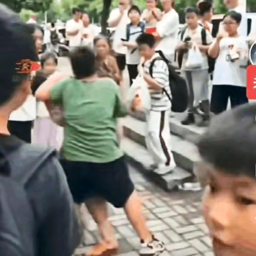 一学校6年级学生放学，一位大妈去接孙子，却回不了家。上6年级的学生看见奶奶在校