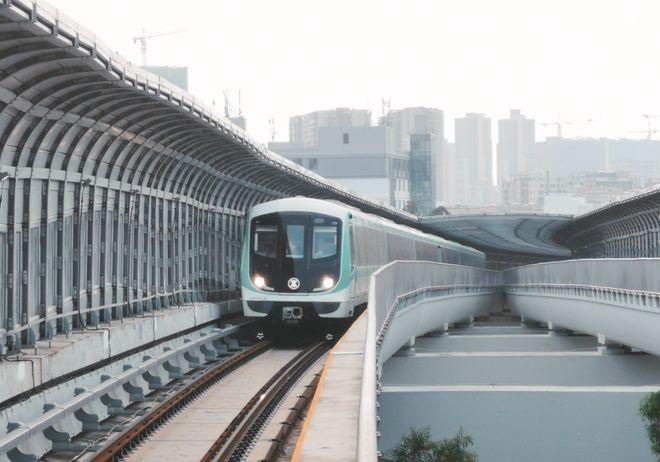 截至2025年12月，全球轨道交通里程超过500公里的城市主要分布在中国。轨道