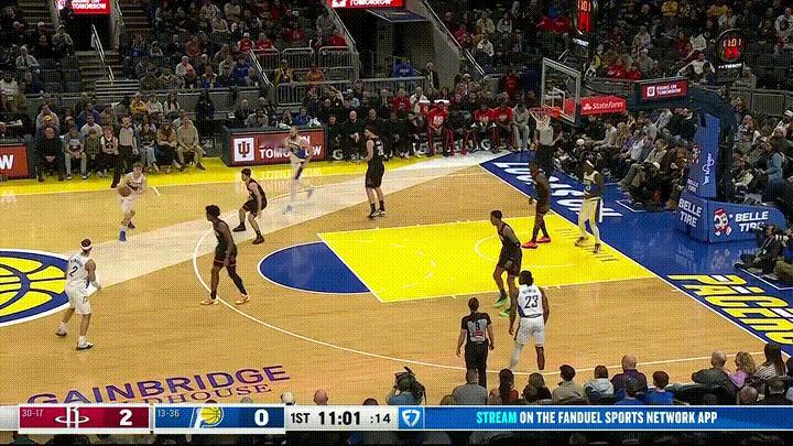 火箭新星谢波德真是攻防一体！在今天火箭客场挑战步行者的比赛中，当时比赛进行到了第