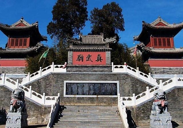 公元1754年夏，乾隆皇帝前往北京的真武庙避暑,看着庙里腌咸菜的大缸苦笑不得：“