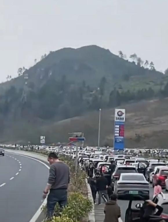 春节返程时，高速上那真是“冰火两重天”。就说我今年返程吧，有些路段车少得很，一路