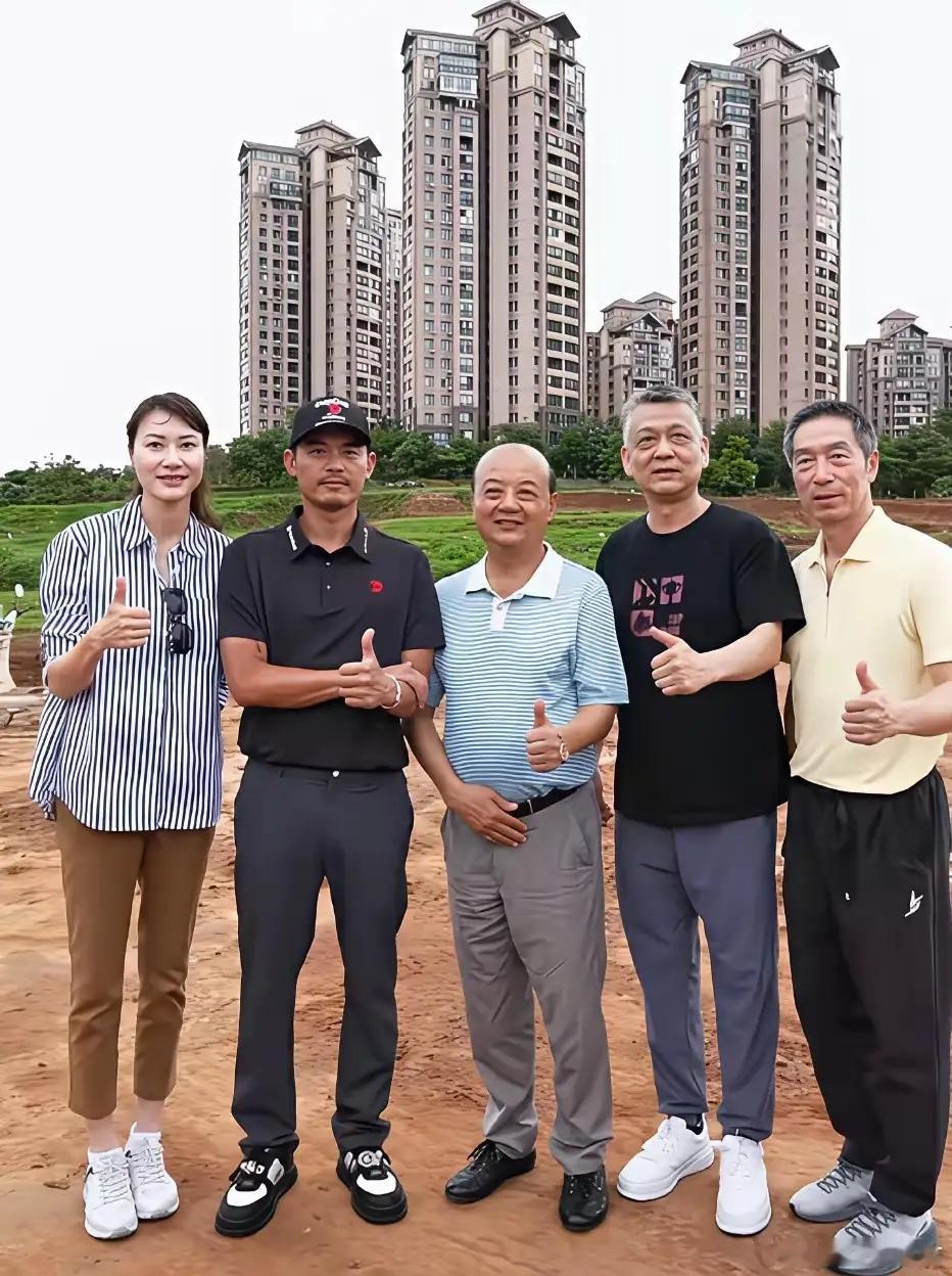 林丹老了，谢杏芳胖了。没想到谢杏芳个子比林丹还高。想当年，这一对羽坛情侣