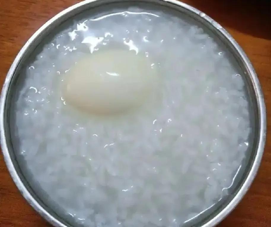 一辈子的生活差异，全藏在一顿早餐里老伴早上五点钟起床，就去厨房叮叮当当的做