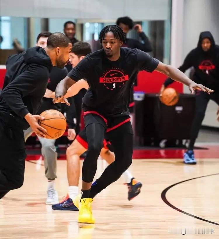 下面是一条关于火箭大将芬尼-史密斯的新消息！今天火箭主帅乌度卡在接受媒体采访时，