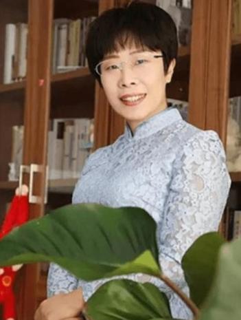 北大才女蒙曼50岁至今未婚，朱迅问她：“你最想嫁给谁？”谁承想，她脱口而出说的一