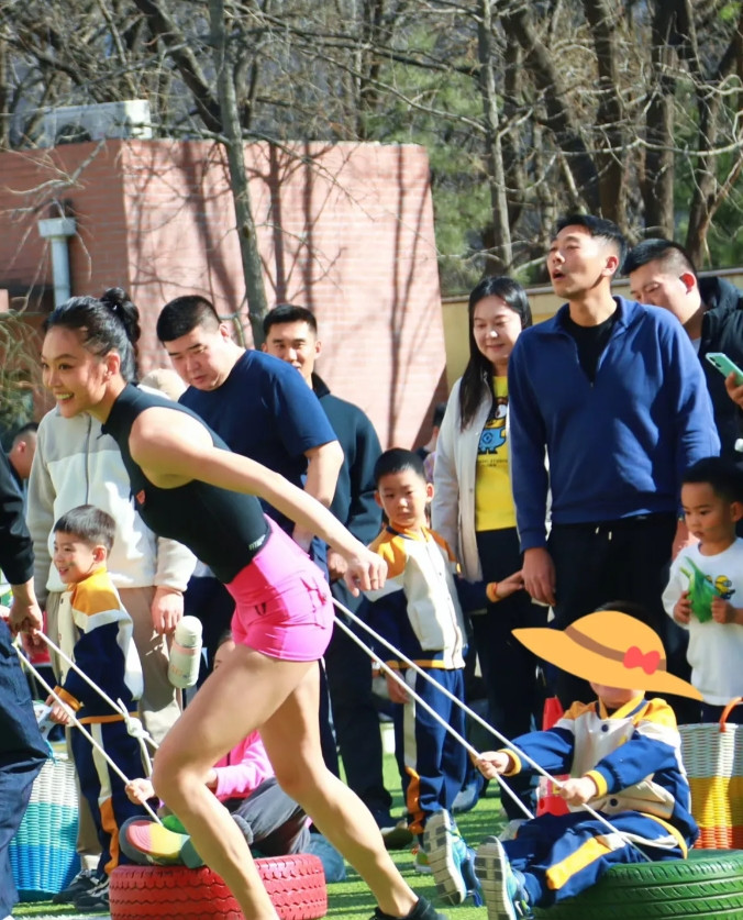 运动会上有这样的妈妈，孩子很难不自信！