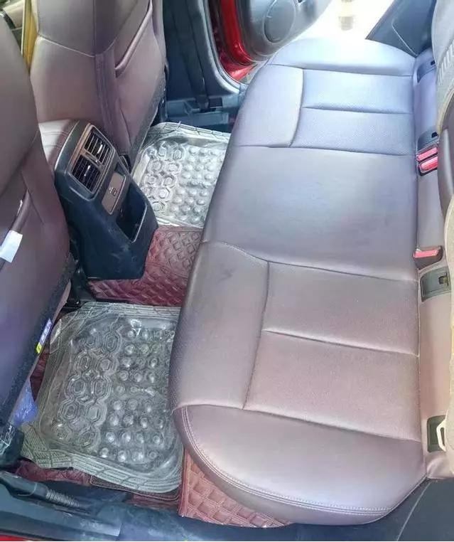 河北承德，男女网友第一次线下见面，车里接吻，女方还两次主动口部亲密接触，气氛都