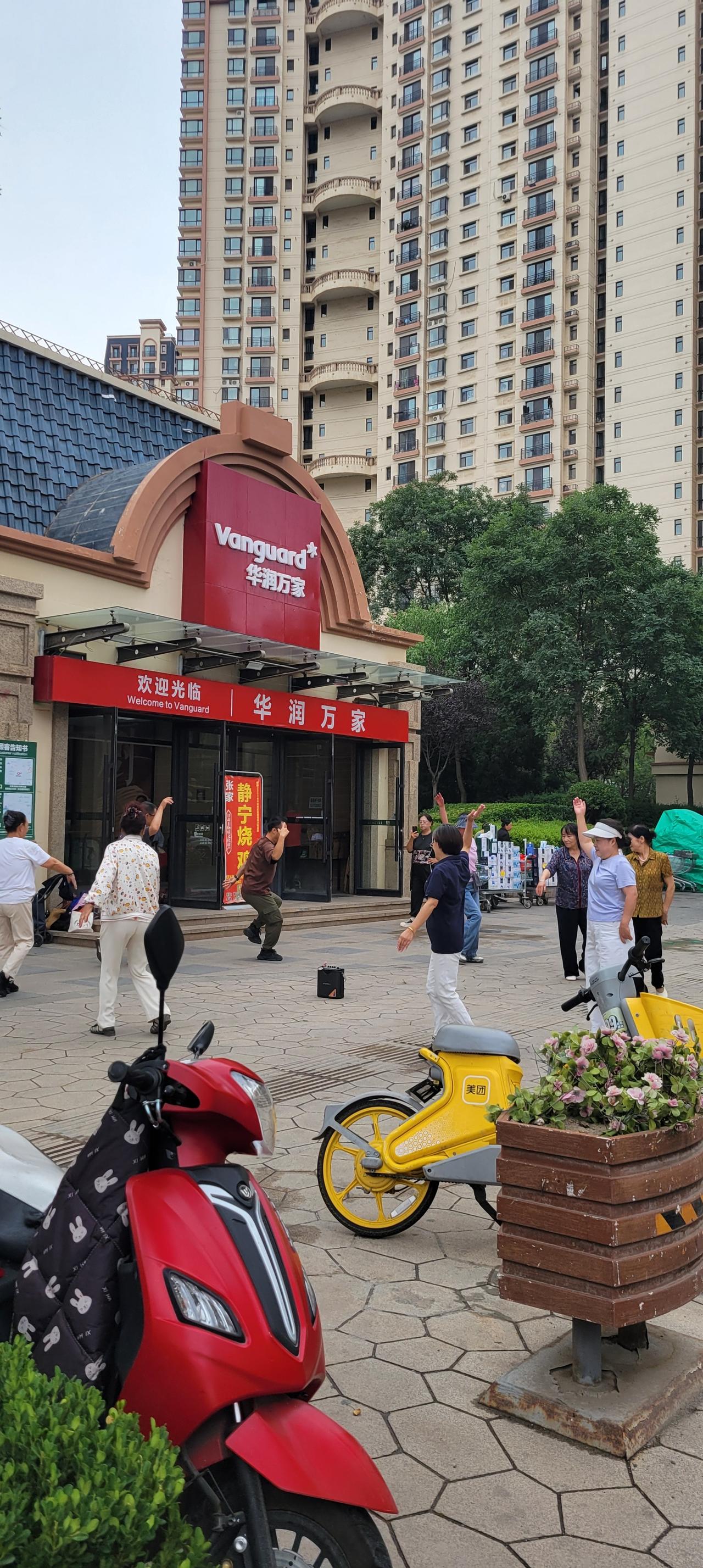 今天是周日，上午9:28分去兰州市城关区雁滩华润万家超市买菜，到了超市门口，发现