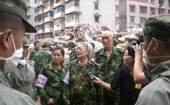 2008年的汶川地震，成都军区某位军长，猛的从凳子上站了起来说道：“胡闹，她都8