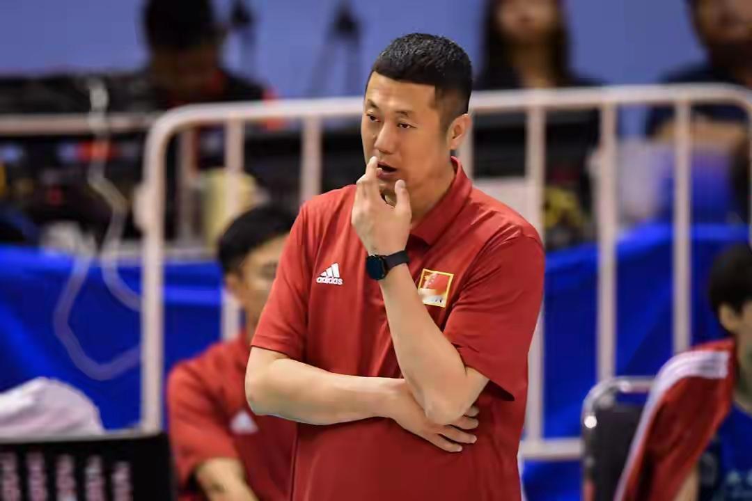 我们都错怪赵勇了 看完昨晚中国女排3比2啃下泰国这场半决赛，我就一句话：之前