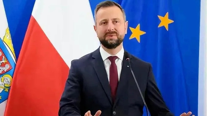 刚刚，波兰国防部发布了一个震撼消息！波兰国防部长瓦迪斯瓦夫·科西尼亚克-卡梅什在