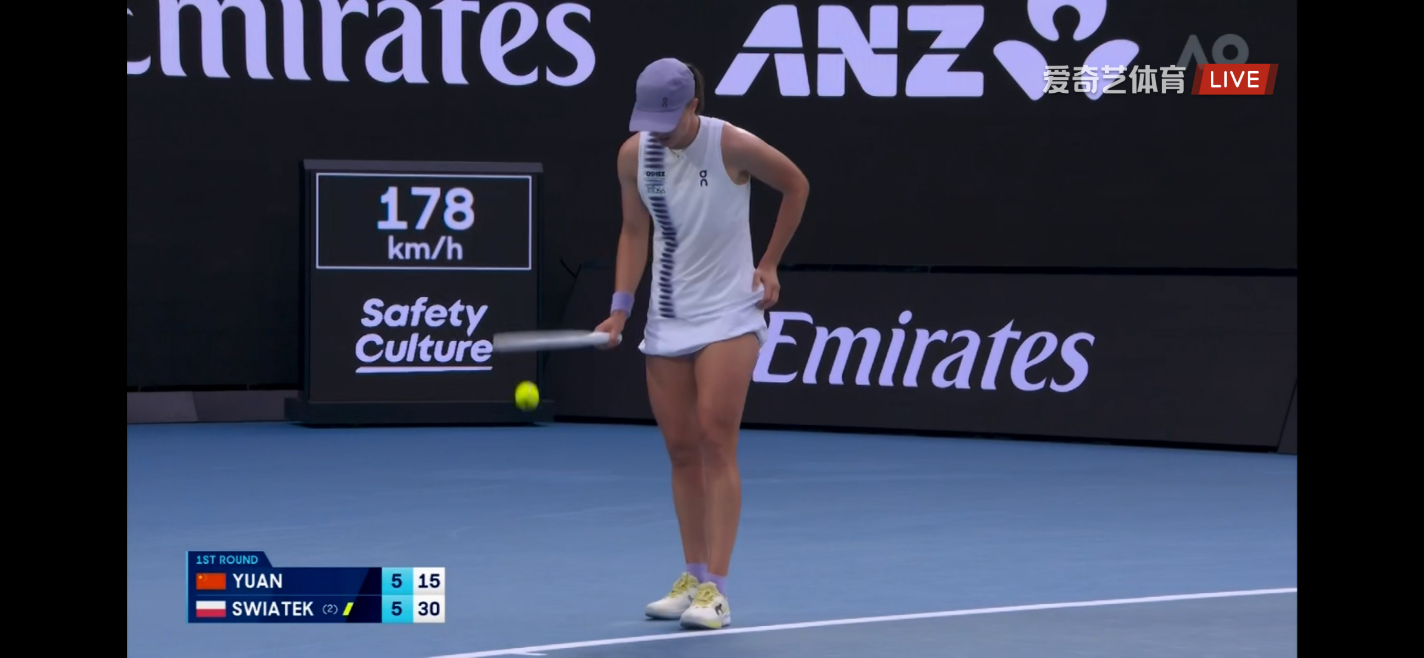 看斯维亚泰克把裙子卷成什么样了……我猜她大概不是很喜欢这身“受她的打法启发而作的