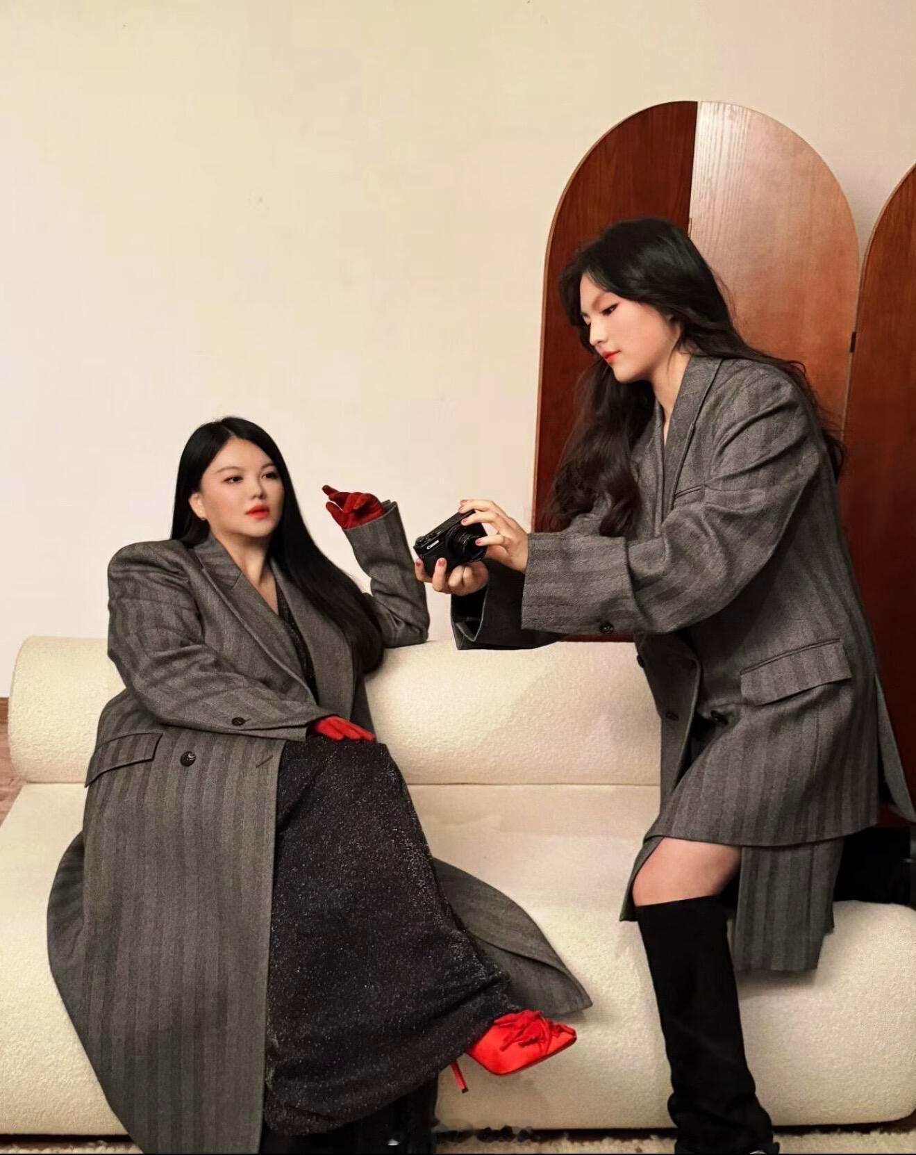 李湘与王诗龄穿母女装Look,两人合拍写真大片的画面,真的好温馨啊。
