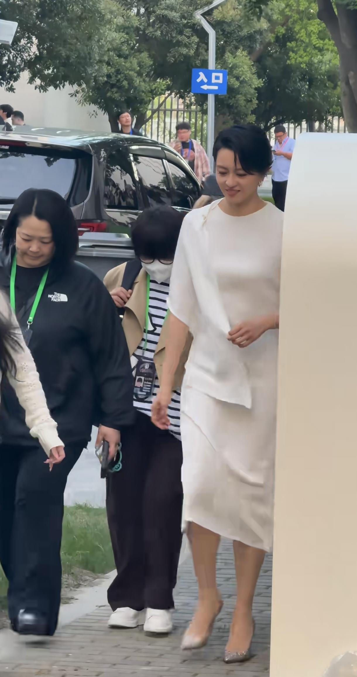 梁咏琪优雅大方，气质如兰。确实是个美女。旁边人太矮了，显得人高大，不胖不瘦，无敌
