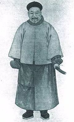 1881年，71岁的左宗棠娶了17岁的章怡为妾。洞房花烛夜，左宗棠走进卧房，章怡