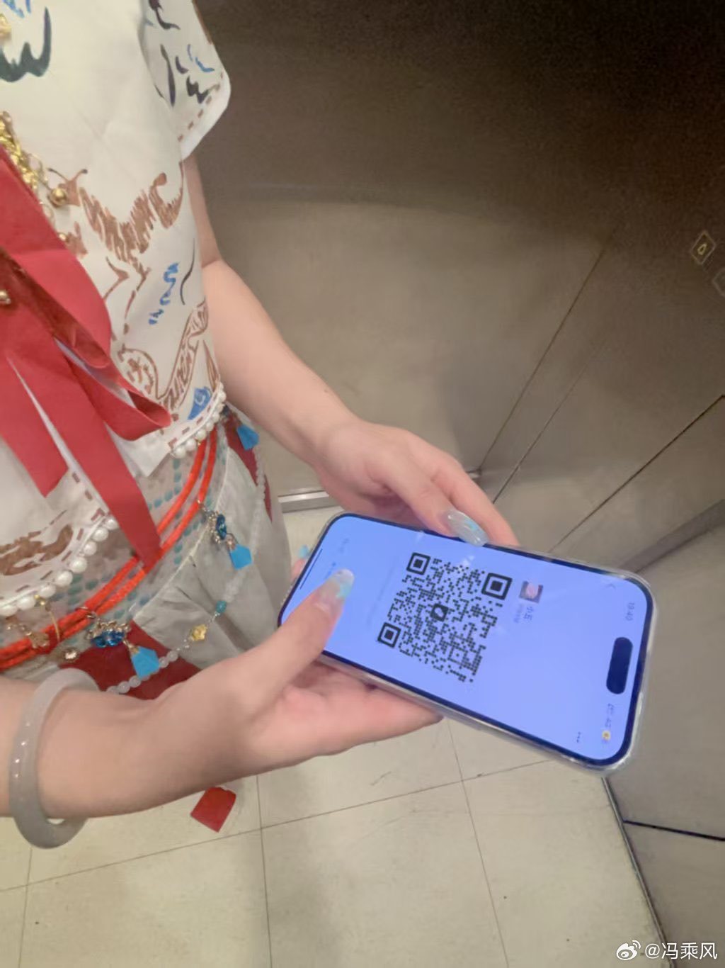 电梯遇到一个好看的小姐姐，第一次主动加小姐姐微信，紧张一手汗。。