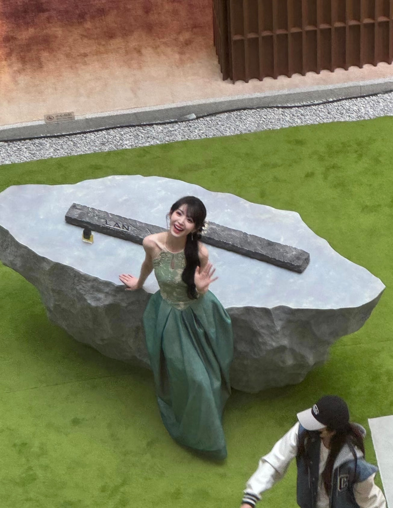 田曦薇绿色挂脖露背长裙田曦薇古风绿色挂脖长裙这个薇薇一直在勾引我