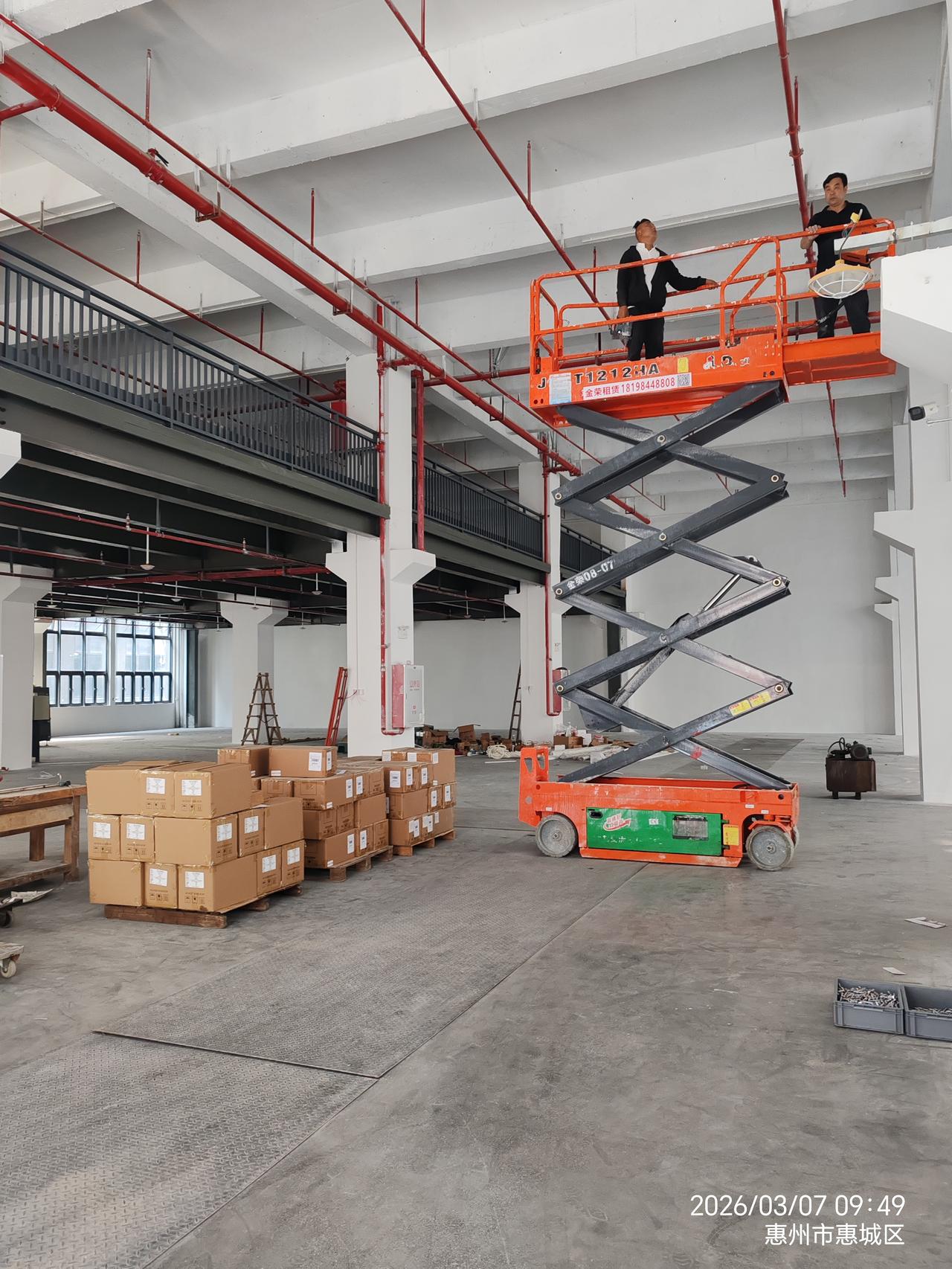 开工都一个星期了，才来装修一楼。老板打得是好算盘，一楼出租，一百多号人挤在三四